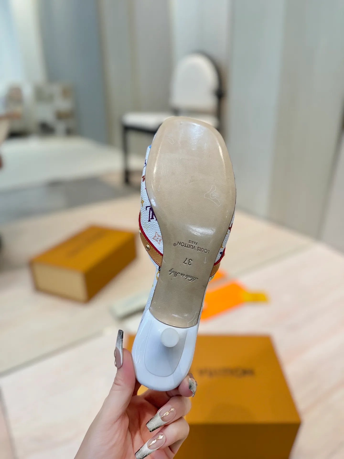 👟👟Ex-factory price 600👟👟 (top version) louis vuitton LV Louis Vuitton 25/Spring and Summer The latest Mary Jane shoes are simple and exquisite, full of high-end, showing elegance~ They look great on the feet and are full of summer shoes💯Awesome ✅Upper: 3D printed cowhide ✅Inner lining: Sheepskin lining, ✅Outsole: Genuine leather outsole imported from Italy ✅Size: 35-41 (40 to 41 customized, non-returnable) ✅Packaging: full set of packaging